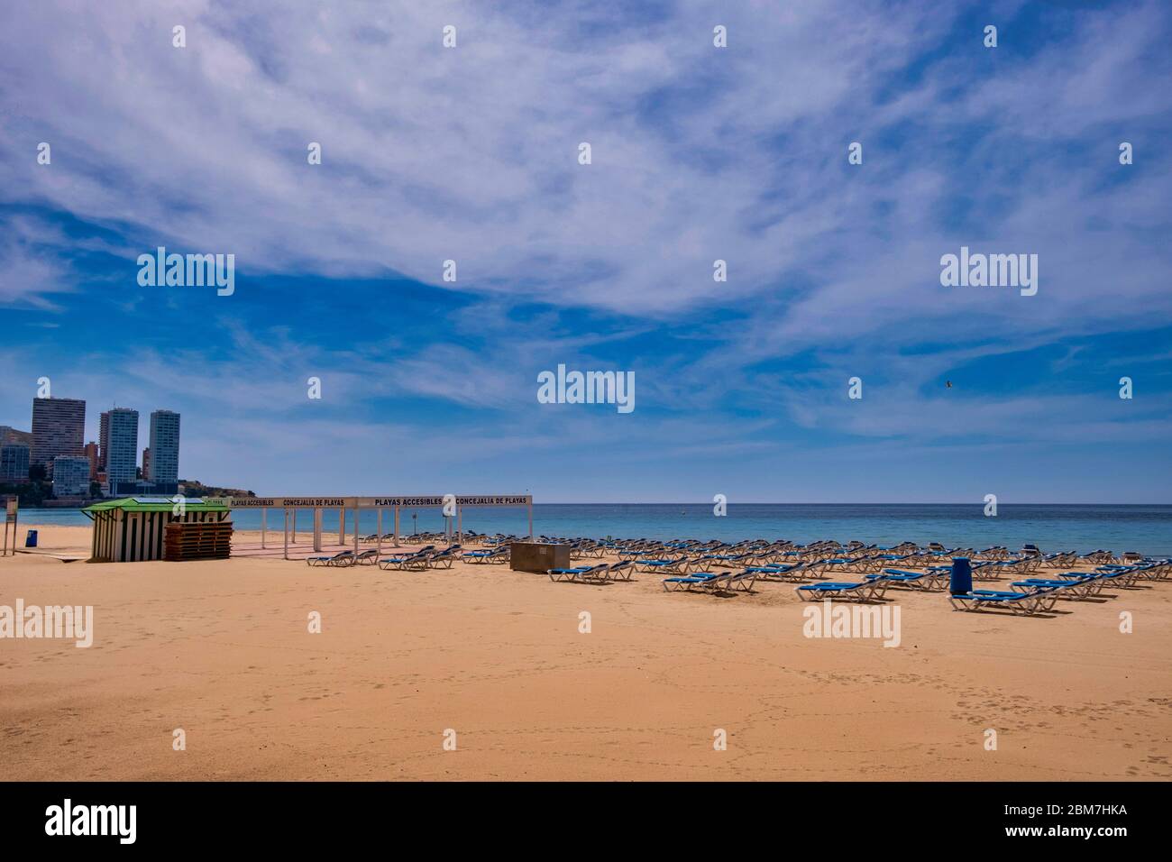 Benidorm, Alicante Spagna, 4.5.2020, crisi corona: Lettini vuoti sulla spiaggia deserta di Playa Levante Foto Stock