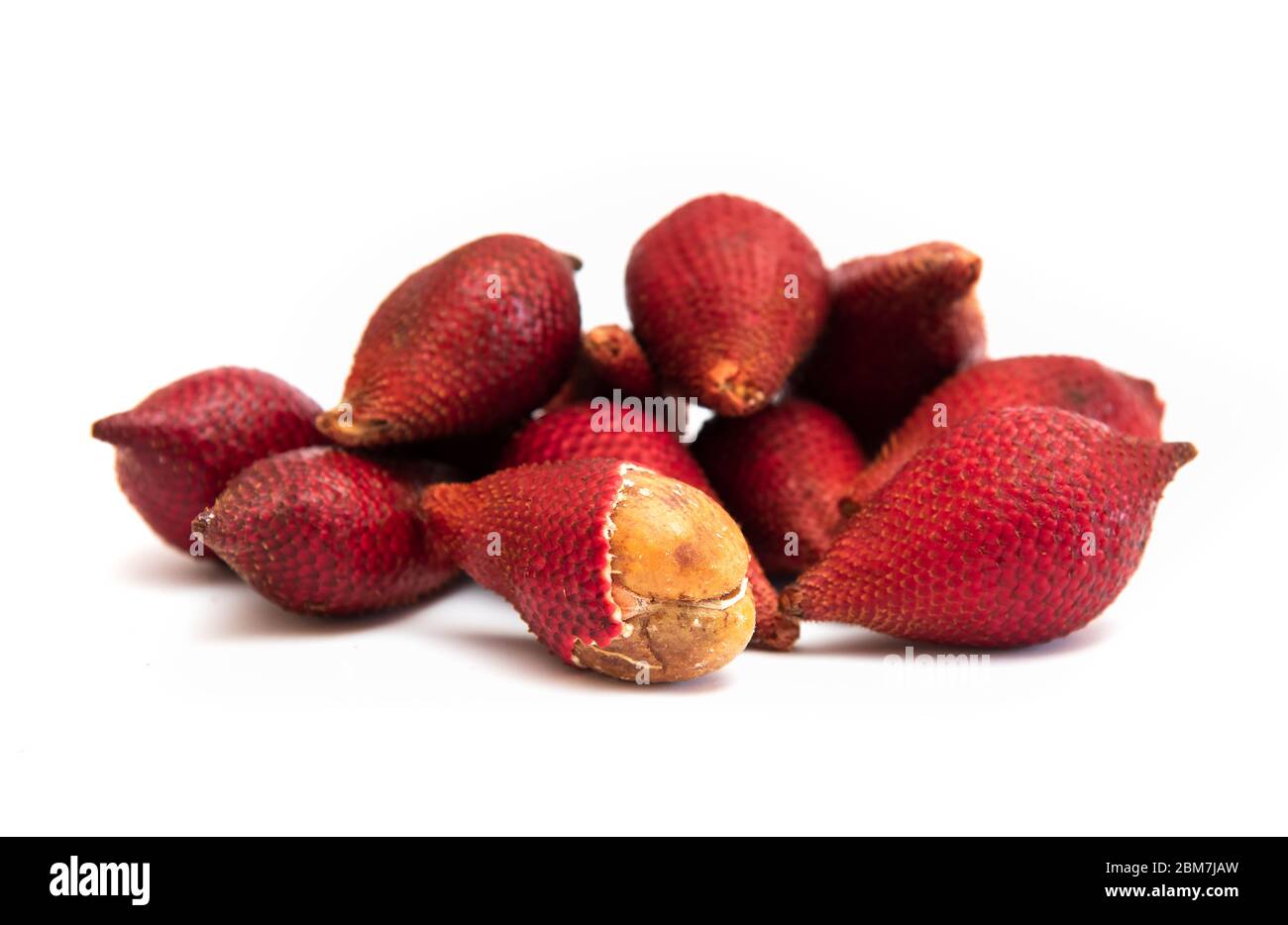 Salak frutta tropicale chiamato frutta serpente su sfondo bianco isolato Foto Stock