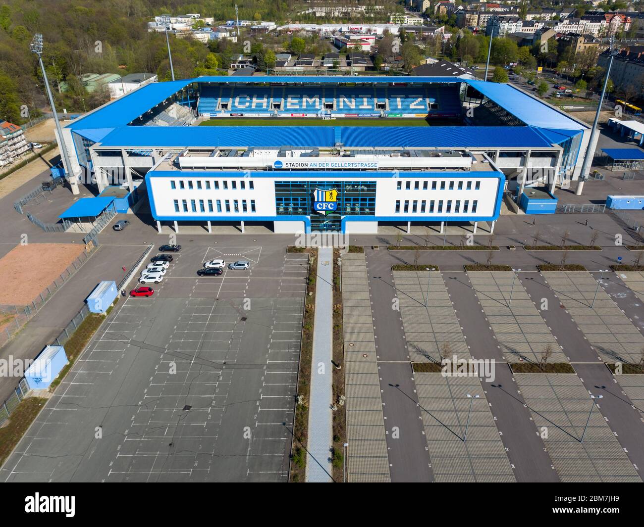 Chemnitz, Germania. 22 aprile 2020. Lo 'Stadion an der Gellertstraße', sede del Chemnitzer FC (CFC). A causa della pandemia di Corona, il gioco nella terza divisione è sospeso fino alla fine di aprile. (Vista aerea con drone) Credit: Jan Woitas/dpa-Zentralbild/ZB/dpa/Alamy Live News Foto Stock