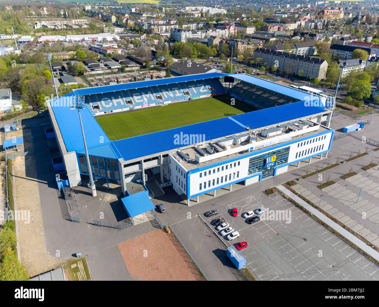 Chemnitz, Germania. 22 aprile 2020. Lo 'Stadion an der Gellertstraße', sede del Chemnitzer FC (CFC). A causa della pandemia di Corona, il gioco nella terza divisione è sospeso fino alla fine di aprile. (Vista aerea con drone) Credit: Jan Woitas/dpa-Zentralbild/ZB/dpa/Alamy Live News Foto Stock