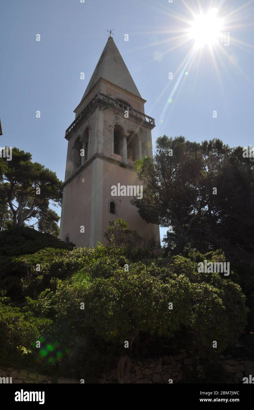 Il campanile della Chiesa cattolica al sole di mezzogiorno Foto Stock