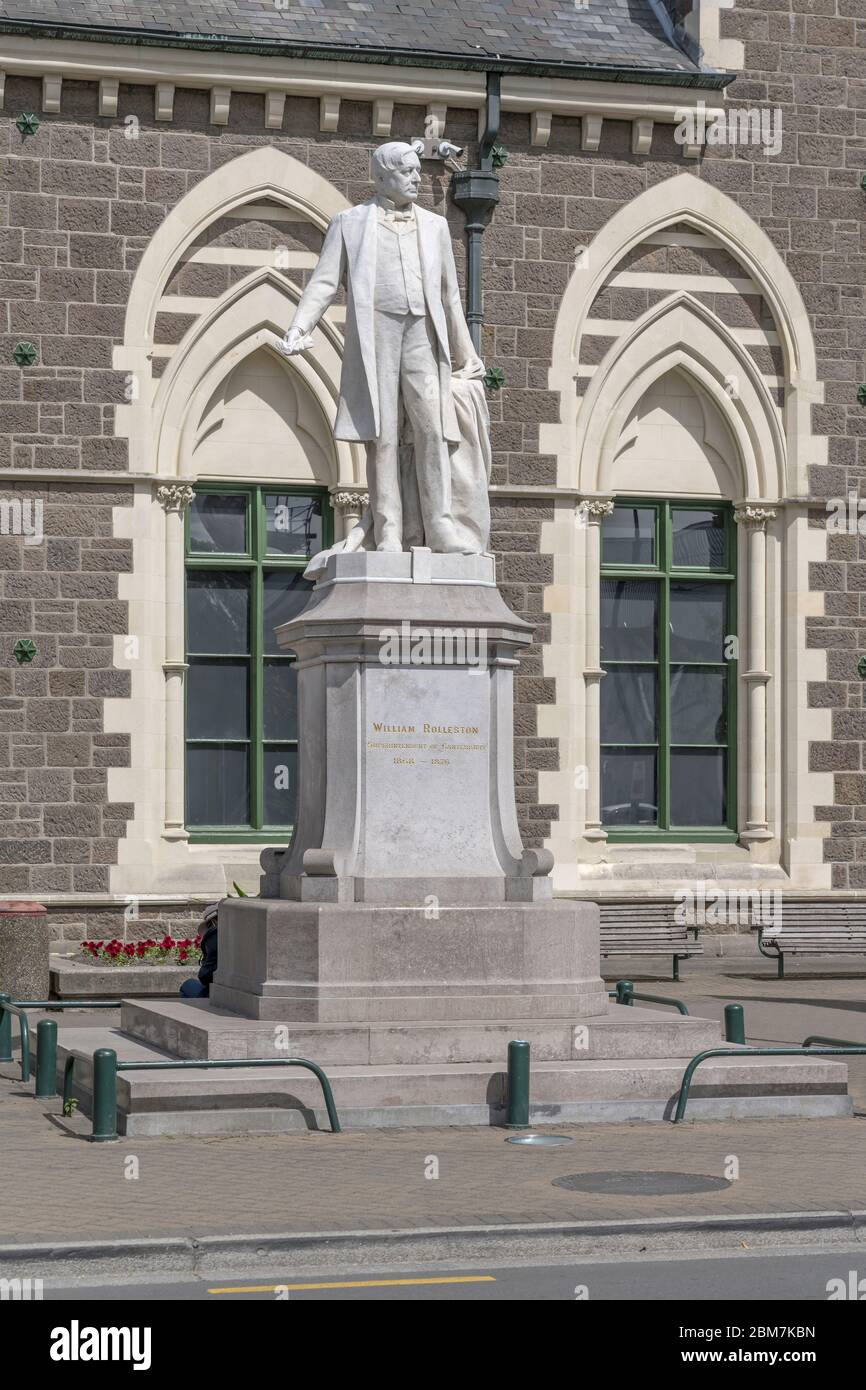 Paesaggio urbano con statua di Rolleston di fronte al Canterbury Museum monumentale edificio, girato in luce brillante primavera a Christchurch, South Island, New Zea Foto Stock