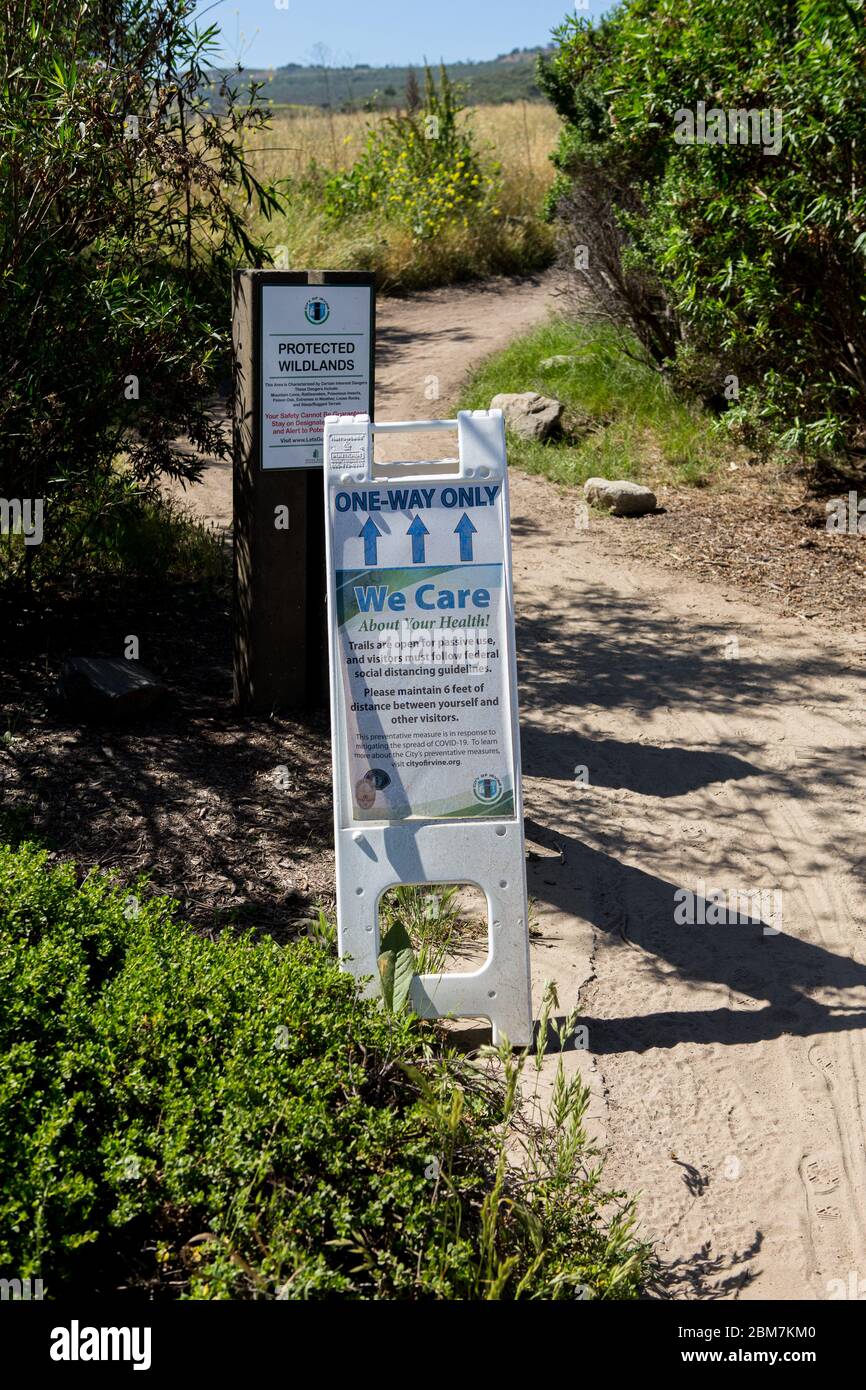 Alcuni sentieri escursionistici limitati sono aperti nella contea di Orange California come questi al Bommer Canyon in Irvine . questo percorso di sola andata ha segnali che ricordano gli escursionisti di rimanere a 6 piedi di distanza e seguire le distanze sociali federali . 5 maggio 2020 Foto Stock