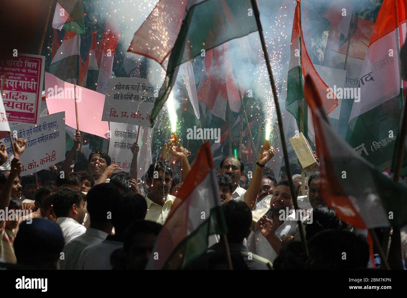 File foto dei lavoratori del Congresso fuori del partito presidente Sonia Gandhi residenza a Nuova Delhi India celebrare con i cracker fuoco, l'annuncio Foto Stock