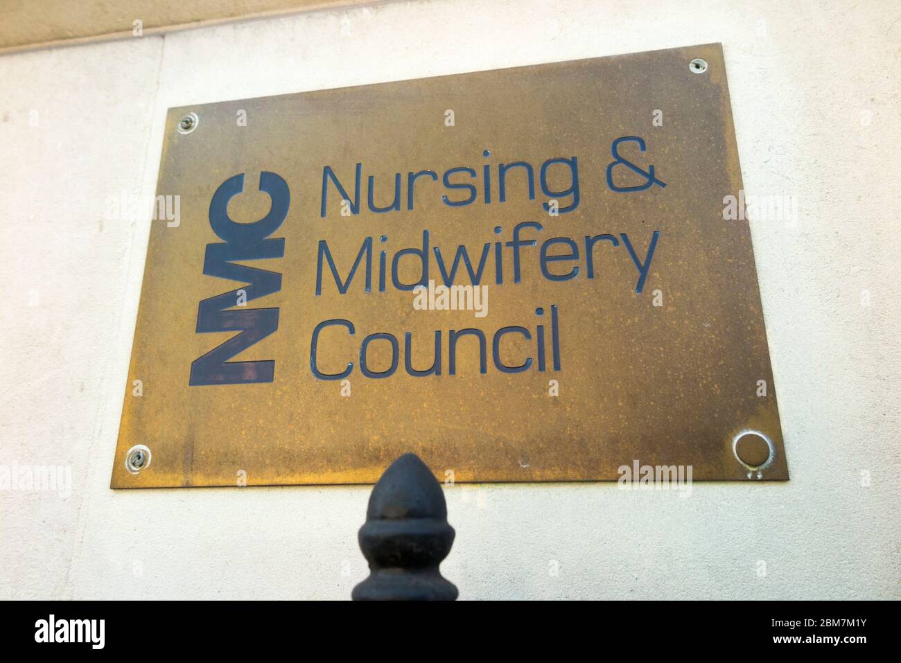 Targhetta di ottoni al di fuori degli uffici del Consiglio infermieristico e Midwifery – NMC al 23 Portland Place London W1B 1PZ. REGNO UNITO. (118) Foto Stock