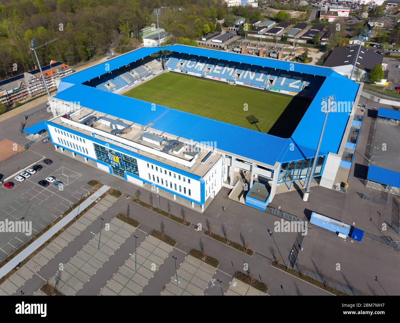Chemnitz, Germania. 22 aprile 2020. Lo 'Stadion an der Gellertstraße', sede del Chemnitzer FC (CFC). A causa della pandemia di Corona, il gioco nella terza divisione è sospeso fino alla fine di aprile. (Vista aerea con drone) Credit: Jan Woitas/dpa-Zentralbild/ZB/dpa/Alamy Live News Foto Stock