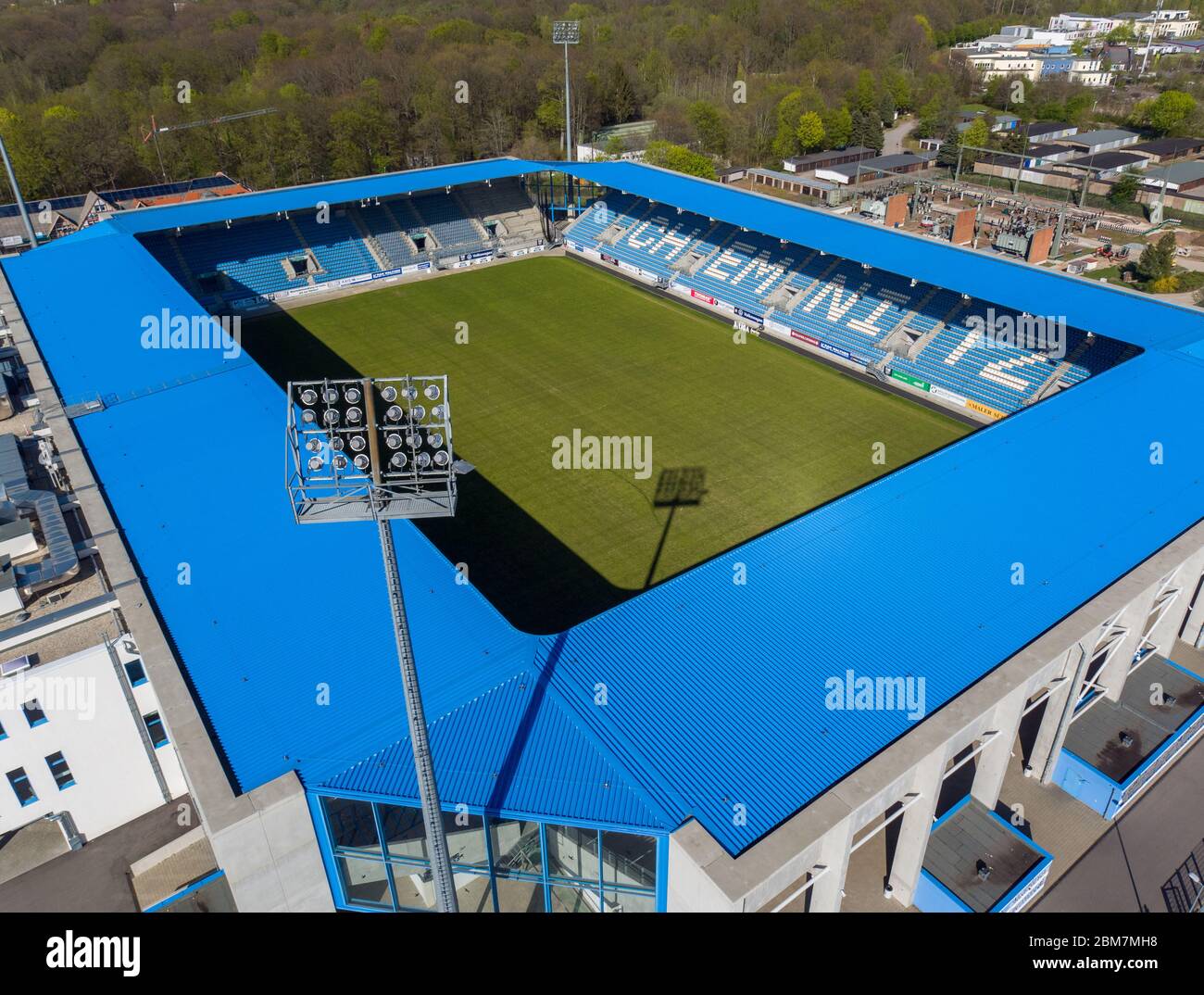 Chemnitz, Germania. 22 aprile 2020. Lo 'Stadion an der Gellertstraße', sede del Chemnitzer FC (CFC). A causa della pandemia di Corona, il gioco nella terza divisione è sospeso fino alla fine di aprile. (Vista aerea con drone) Credit: Jan Woitas/dpa-Zentralbild/ZB/dpa/Alamy Live News Foto Stock