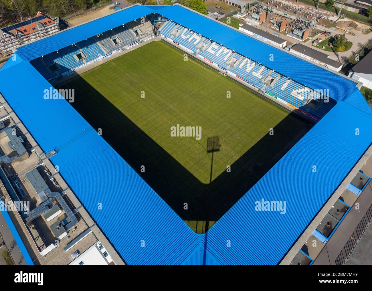 Chemnitz, Germania. 22 aprile 2020. Lo 'Stadion an der Gellertstraße', sede del Chemnitzer FC (CFC). A causa della pandemia di Corona, il gioco nella terza divisione è sospeso fino alla fine di aprile. (Vista aerea con drone) Credit: Jan Woitas/dpa-Zentralbild/ZB/dpa/Alamy Live News Foto Stock