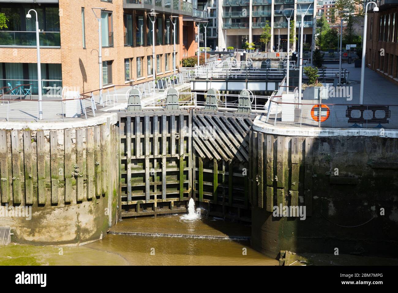 Blocca i cancelli / cancello & ponte sulla sezione restante del canale Grosvenor. Essendo stato costruito principalmente sopra, appena una lunghezza corta rimane dove incontra il fiume Tamigi. Londra, Regno Unito (118) Foto Stock