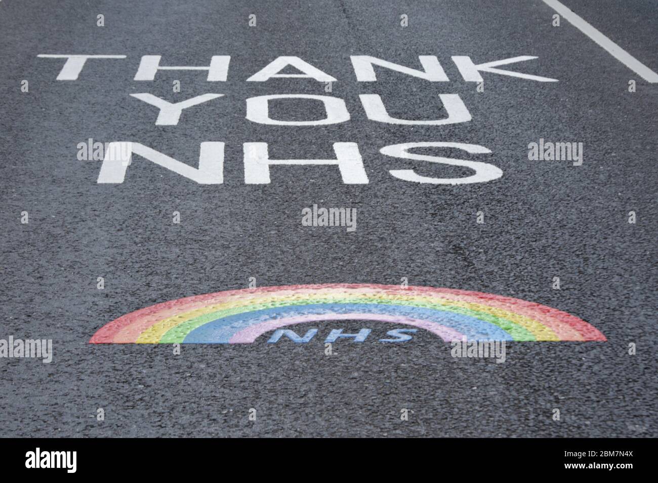 Messaggio stradale che dà grazie al NHS fuori di un ospedale Foto Stock
