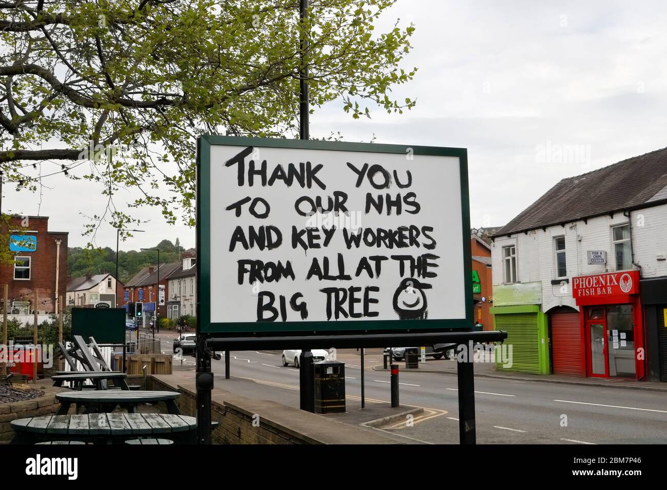Grazie - lavoratori chiave, segno fuori della casa pubblica Big Tree, Woodseats Sheffield Inghilterra, pandemia di Coronavirus Foto Stock