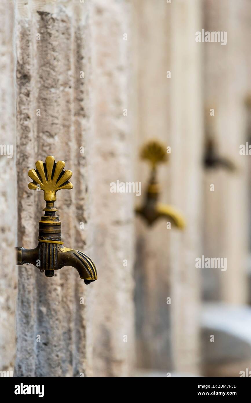 Rubinetto dell'acqua di abluzione in una moschea a Istanbul, Turchia Foto Stock