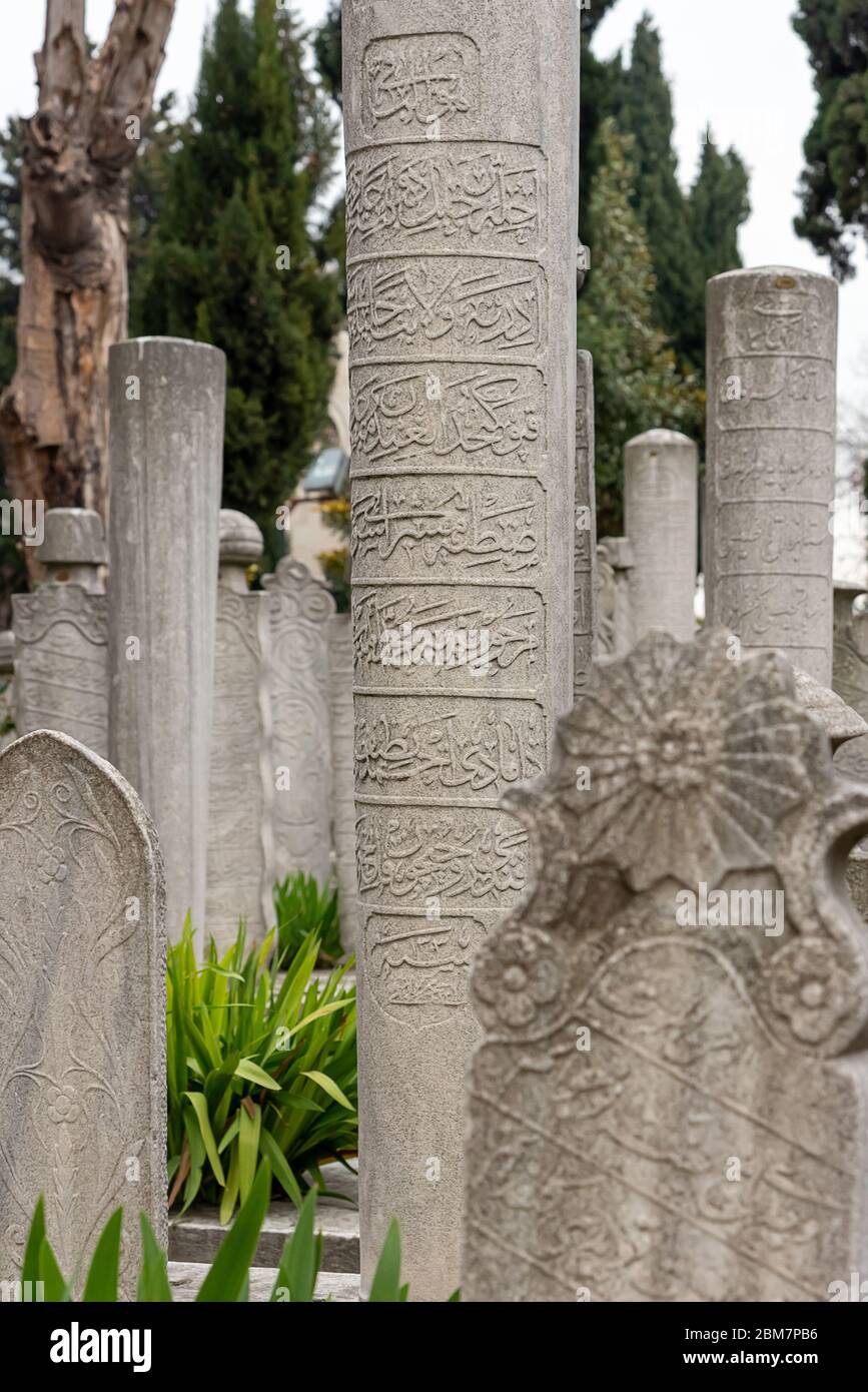 22 febbraio 2018: Lapide nel cimitero della Moschea Suleymaniye, Istanbul, Turchia Foto Stock