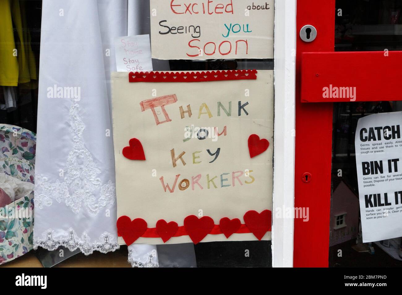 Casa grazie - lavoratori chiave, segno in negozio finestra, Woodseats Sheffield. Foto Stock