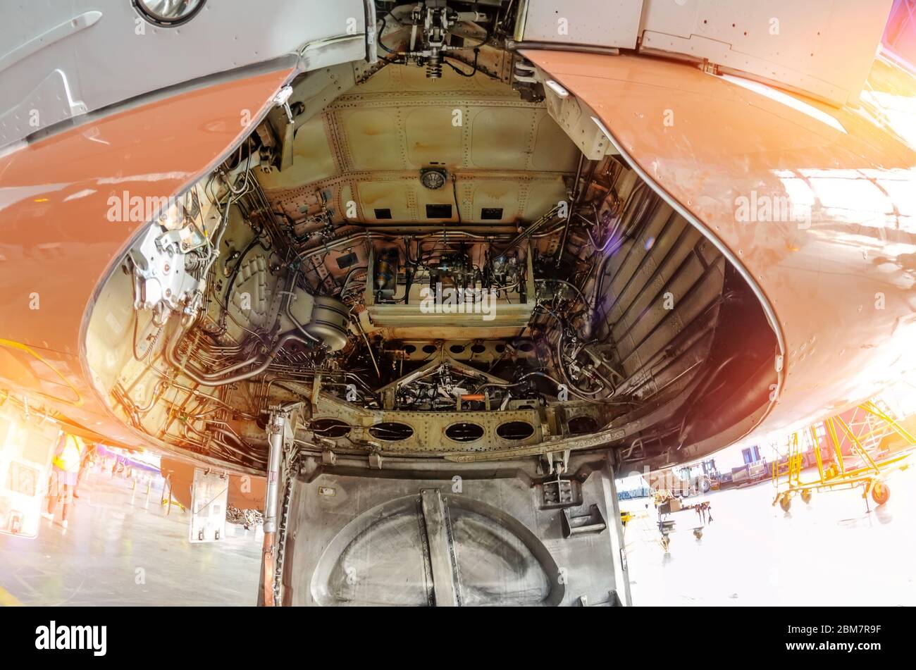 Vano per una ruota e un carrello di atterraggio di un aereo da passeggeri, dispositivo e meccanismo di visione interna Foto Stock