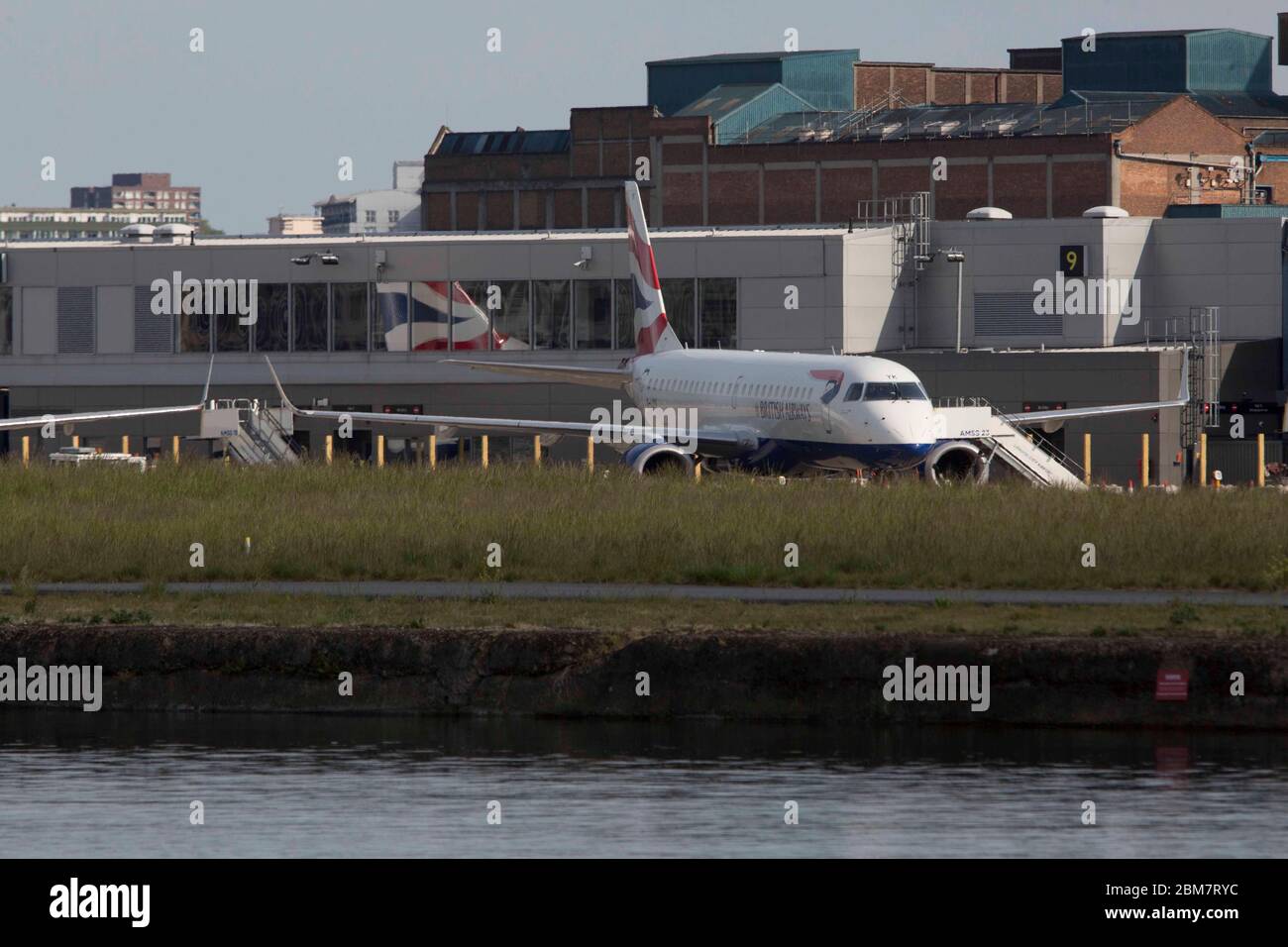 London City Airport, Londra, Regno Unito. 7 maggio 2020. La compagnia aerea ha informato il personale di piani dettagliati dopo aver annunciato che intendeva licenziare fino al 30% della sua forza lavoro. Nei messaggi di posta elettronica al personale e ai sindacati, i manager di BA hanno avvertito che "non c'è certezza su quando i servizi possono tornare" agli aeroporti di Londra City o Gatwick, e che "non avevano escluso di sospendere il resto della nostra operazione di Heathrow". Foto Stock