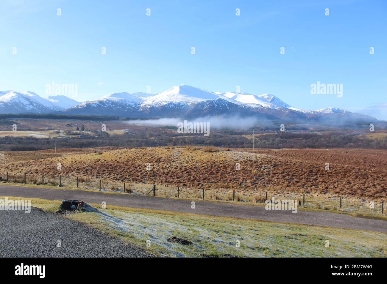 Vista delle montagne Grampian dal Commando Memorial, Scottish Highlands, Scozia, Regno Unito Foto Stock