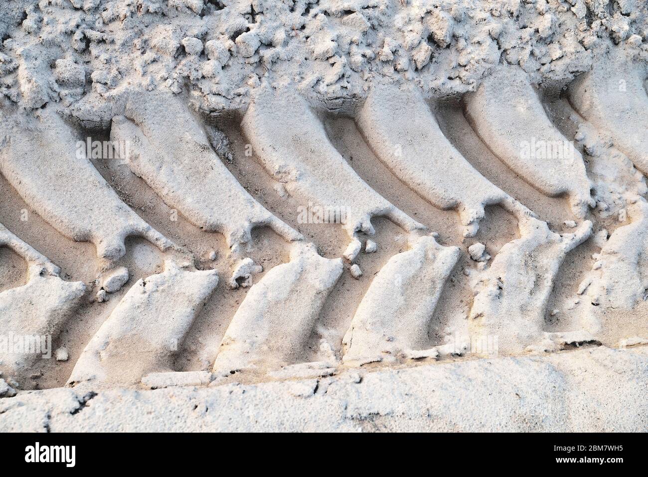 pneumatici grandi sulla sabbia, primo piano pista Foto Stock