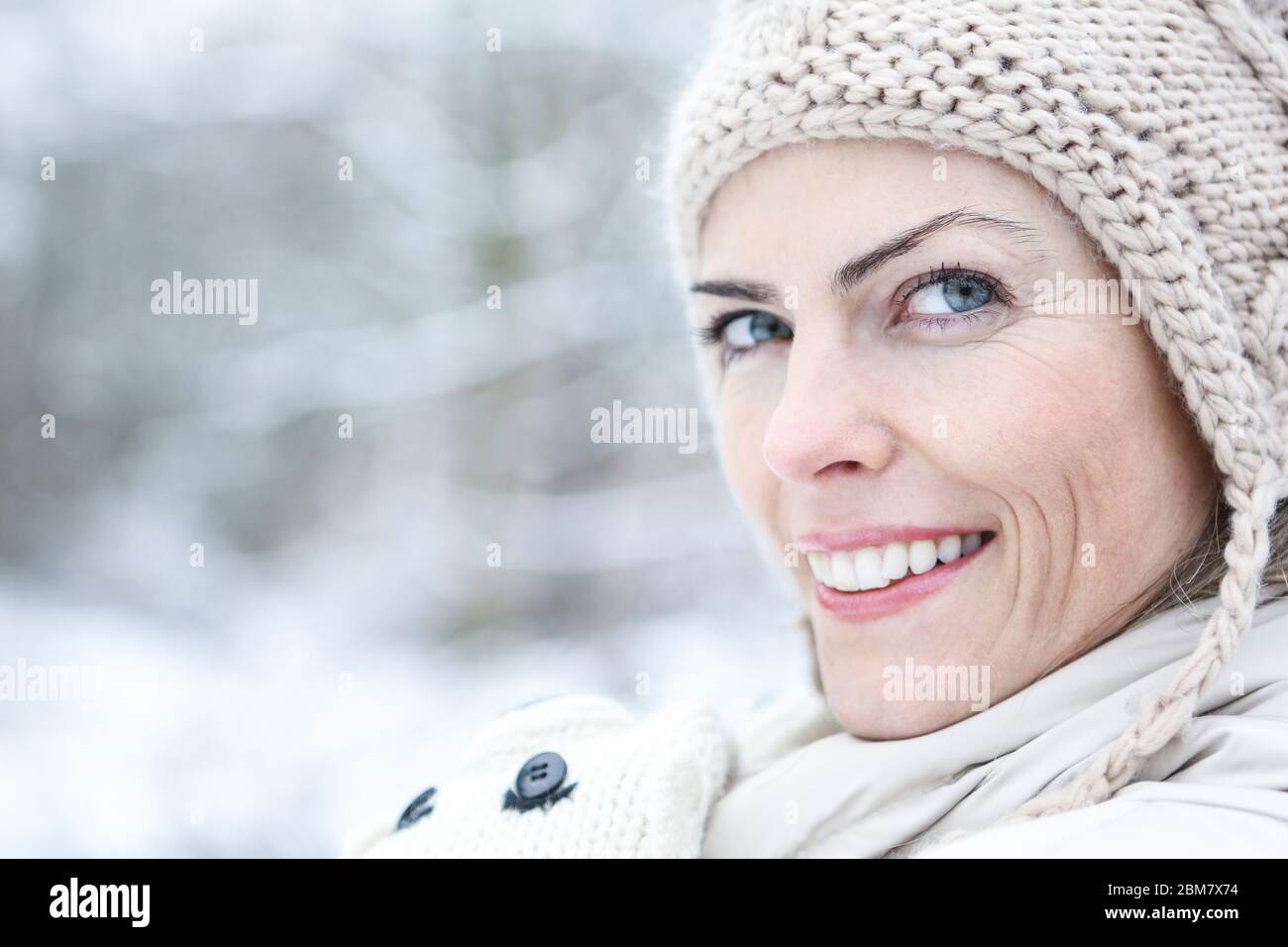 Donna sorridente attraente in inverno all'aperto Foto Stock