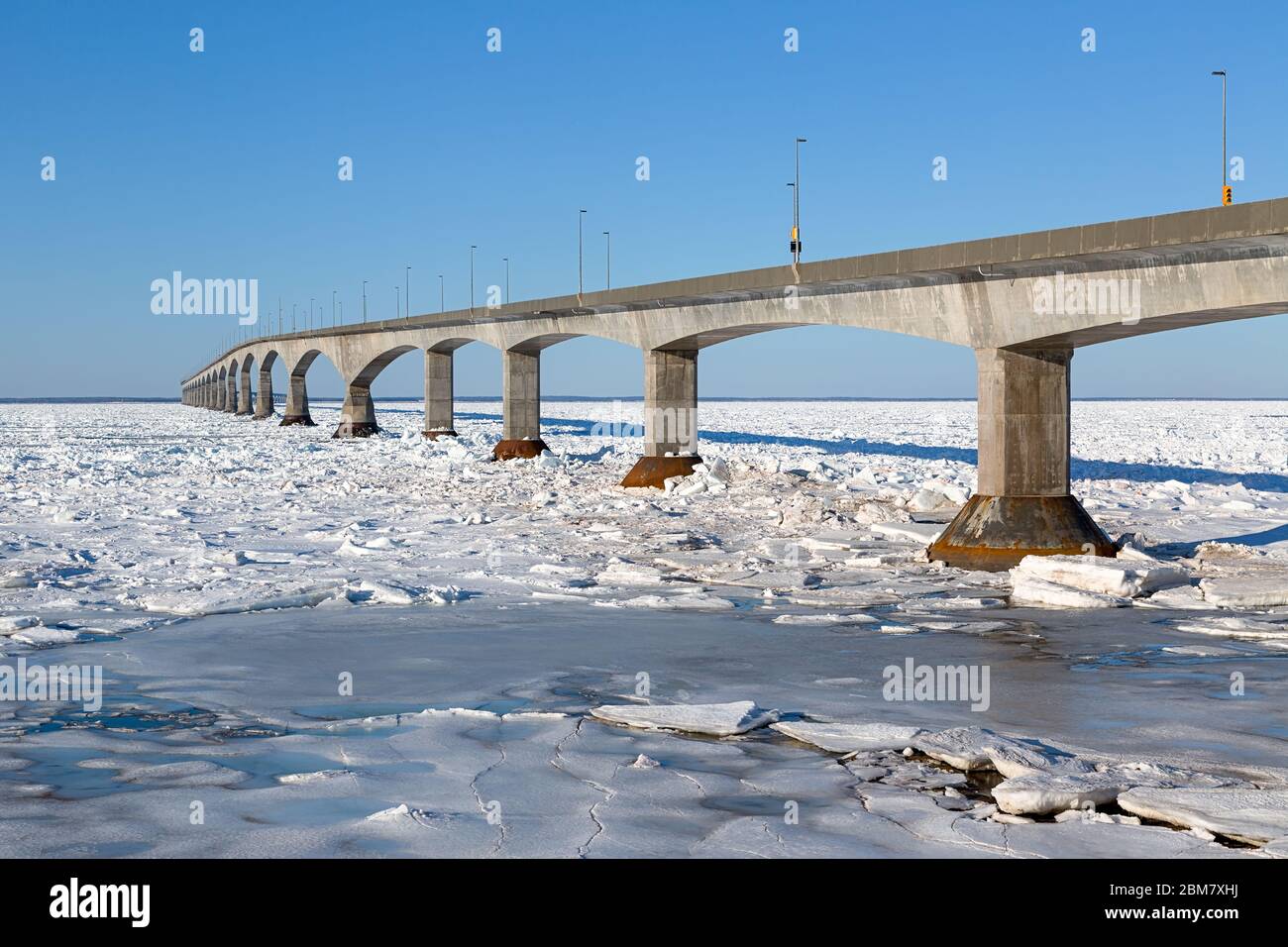 Il ponte della Confederazione in inverno che collega l'isola del Principe Edoardo con la terraferma New Brunswick, Canada. Visto dal Borden, Prince Edward Island. Foto Stock