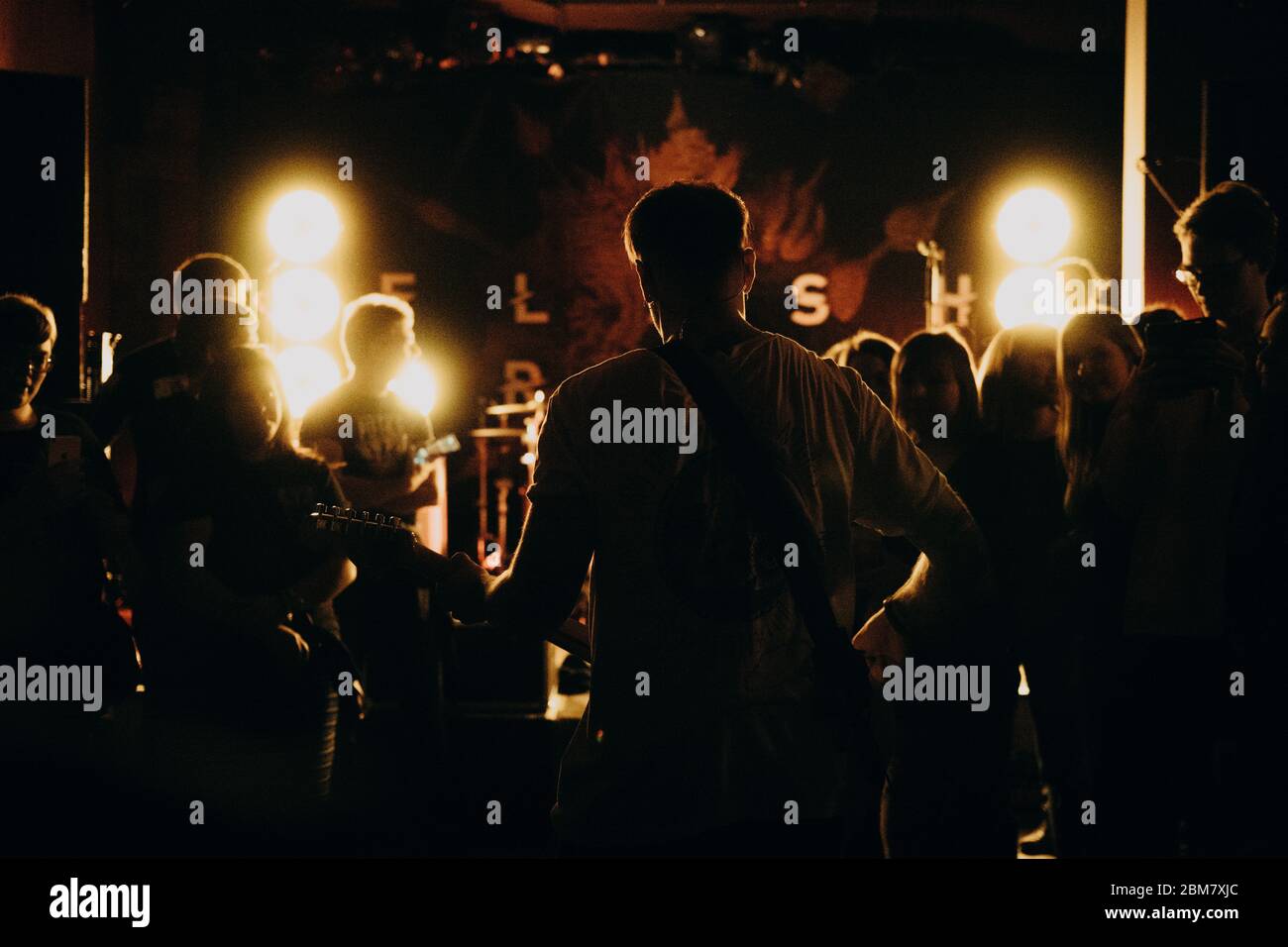 silhouette cantante in un concerto Foto Stock