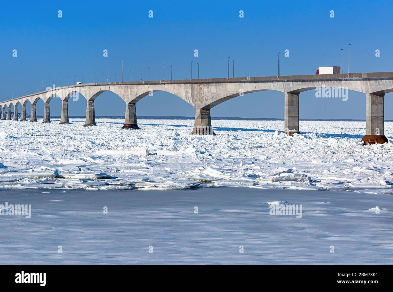 Il ponte della Confederazione in inverno che collega l'isola del Principe Edoardo con la terraferma New Brunswick, Canada. Visto dal Borden, Prince Edward Island. Foto Stock