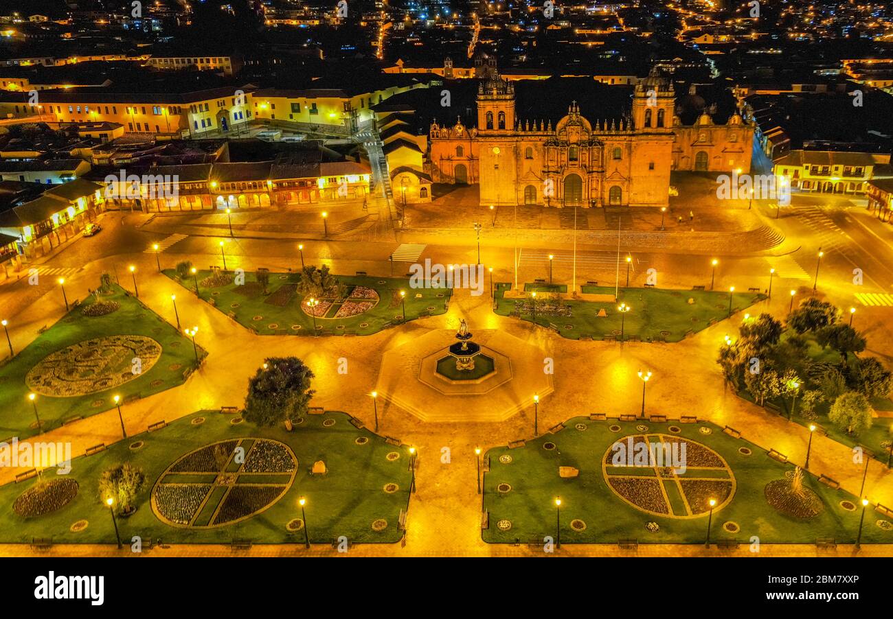 Vista aerea notturna su Plaza de Armas vuota da Cusco, Perù durante il blocco di Coronavirus Foto Stock