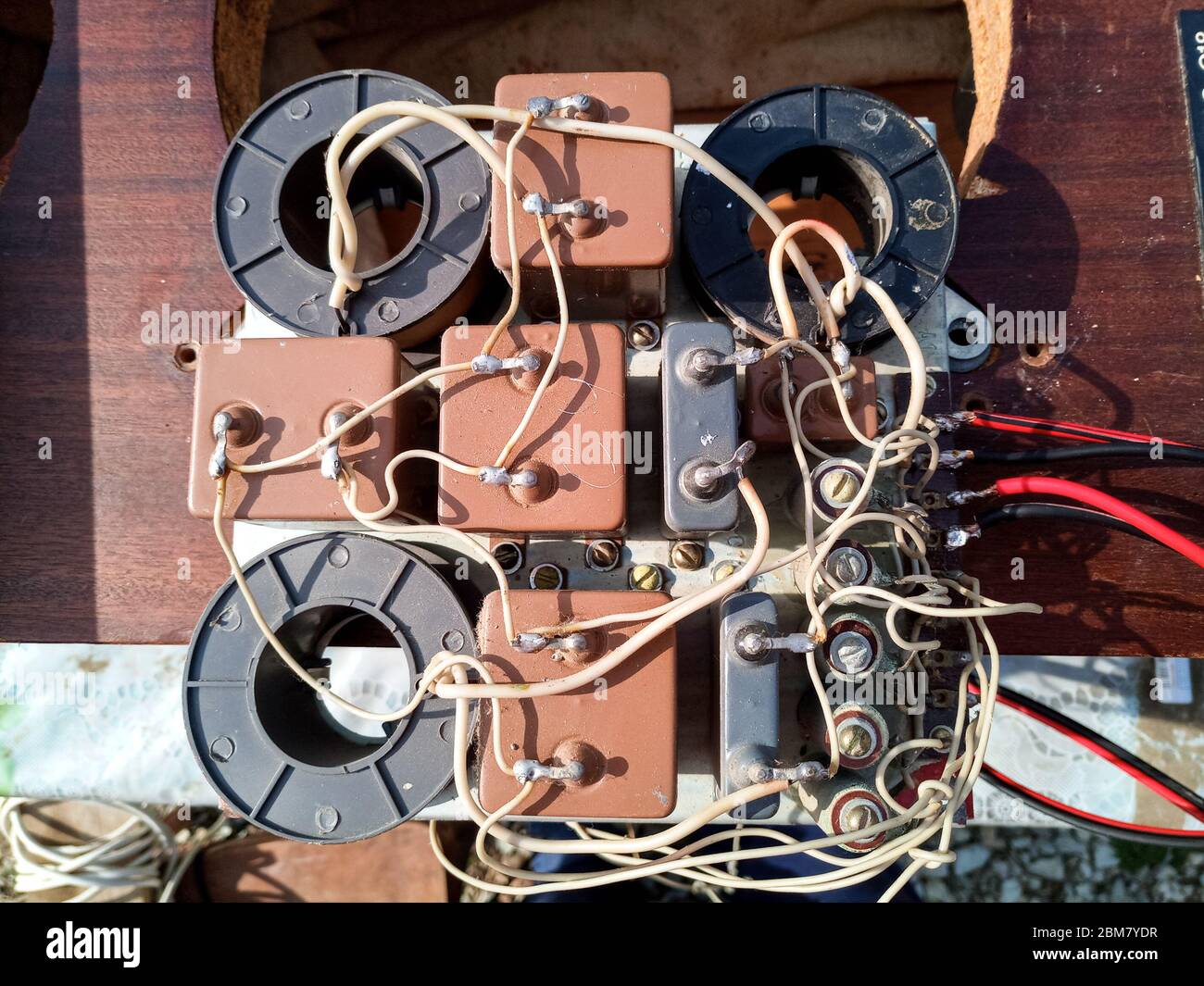 Filtro acustico - crossover, sistema acustico Amphiton 35AC-018 vintage. Condensatori e bobine sulla scheda a circuito stampato. Foto Stock