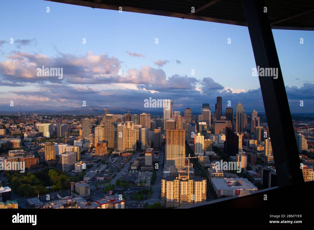 Vista panoramica di Seattle dallo Space Needle appena prima del tramonto con nuvole scure che si muovono contro un cielo blu Foto Stock
