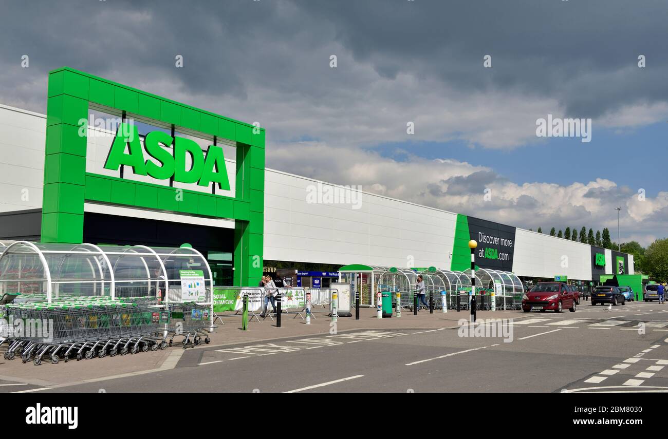 INGRESSO AL supermercato ASDA con carrello per lo shopping pick up Foto Stock