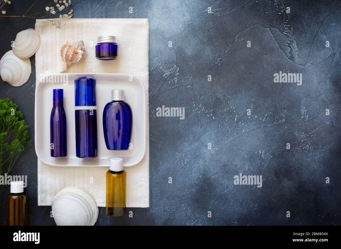 Cosmetici SPA branding mock-up, vista dall'alto, su sfondo blu scuro, posizionare il vostro design Foto Stock