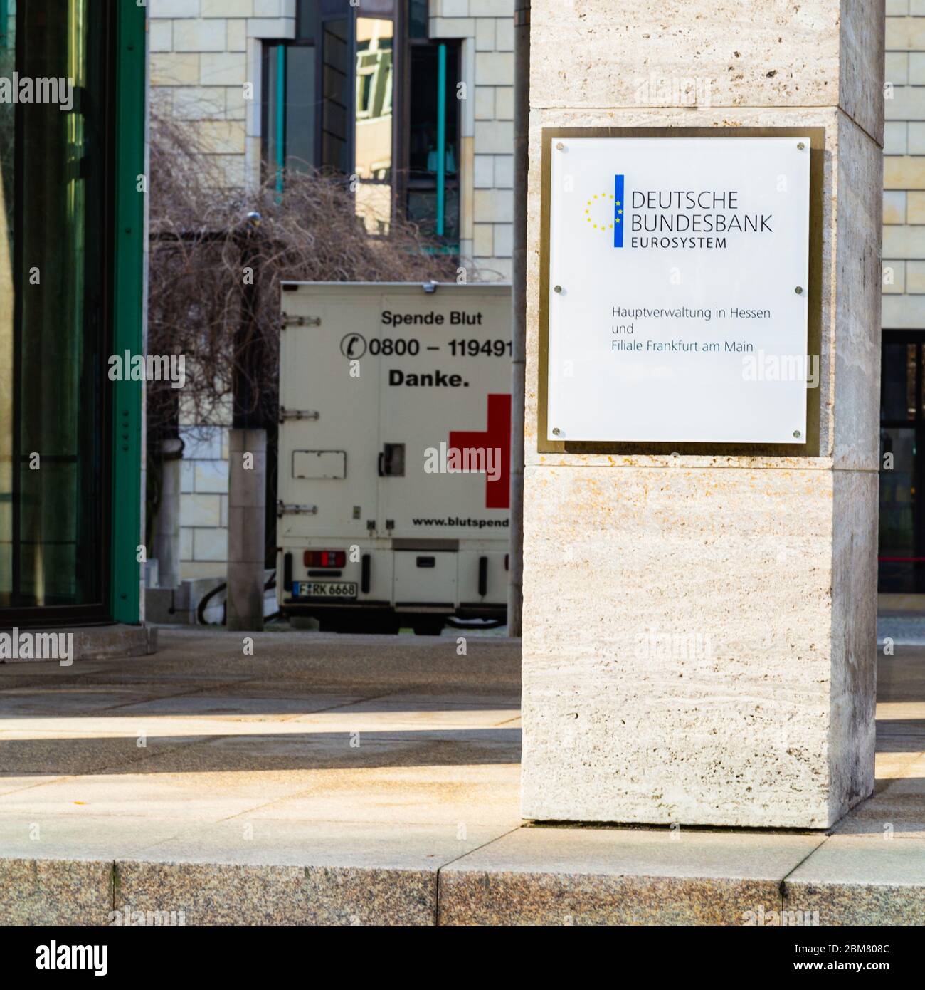 Filiale di Francoforte della Banca centrale tedesca (Deutsche Bundesbank) con furgone per la donazione di sangue parcheggiato in cortile. Foto Stock