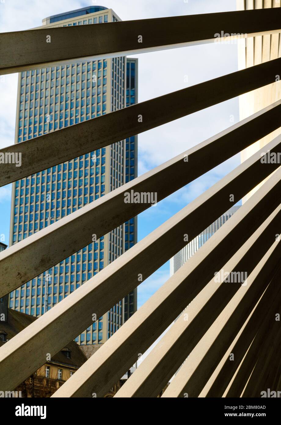 L'edificio della Torre 185 visto attraverso i bar dell'arco metallico nella Platz der Republic, Francoforte sul meno, Assia, Germania. Foto Stock