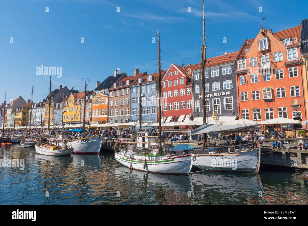 architettura, chiatta, barca, ponte, edificio, canale, canale, città, paesaggio urbano, colorato, copenaghen, molo, ancorato, famoso, galleggiante, porto, storico Foto Stock