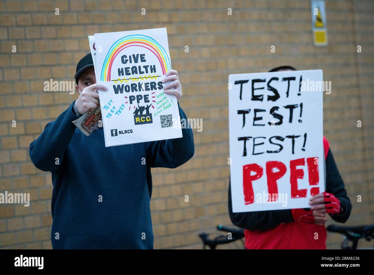 I membri della protesta pubblica sul PPE e sui test al di fuori della Whittington Health di Londra si uniscono agli applausi per salutare gli eroi locali durante l'iniziativa Clap for Carers di giovedì per riconoscere e sostenere i lavoratori e gli operatori del NHS che combattono la pandemia del coronavirus. Foto Stock