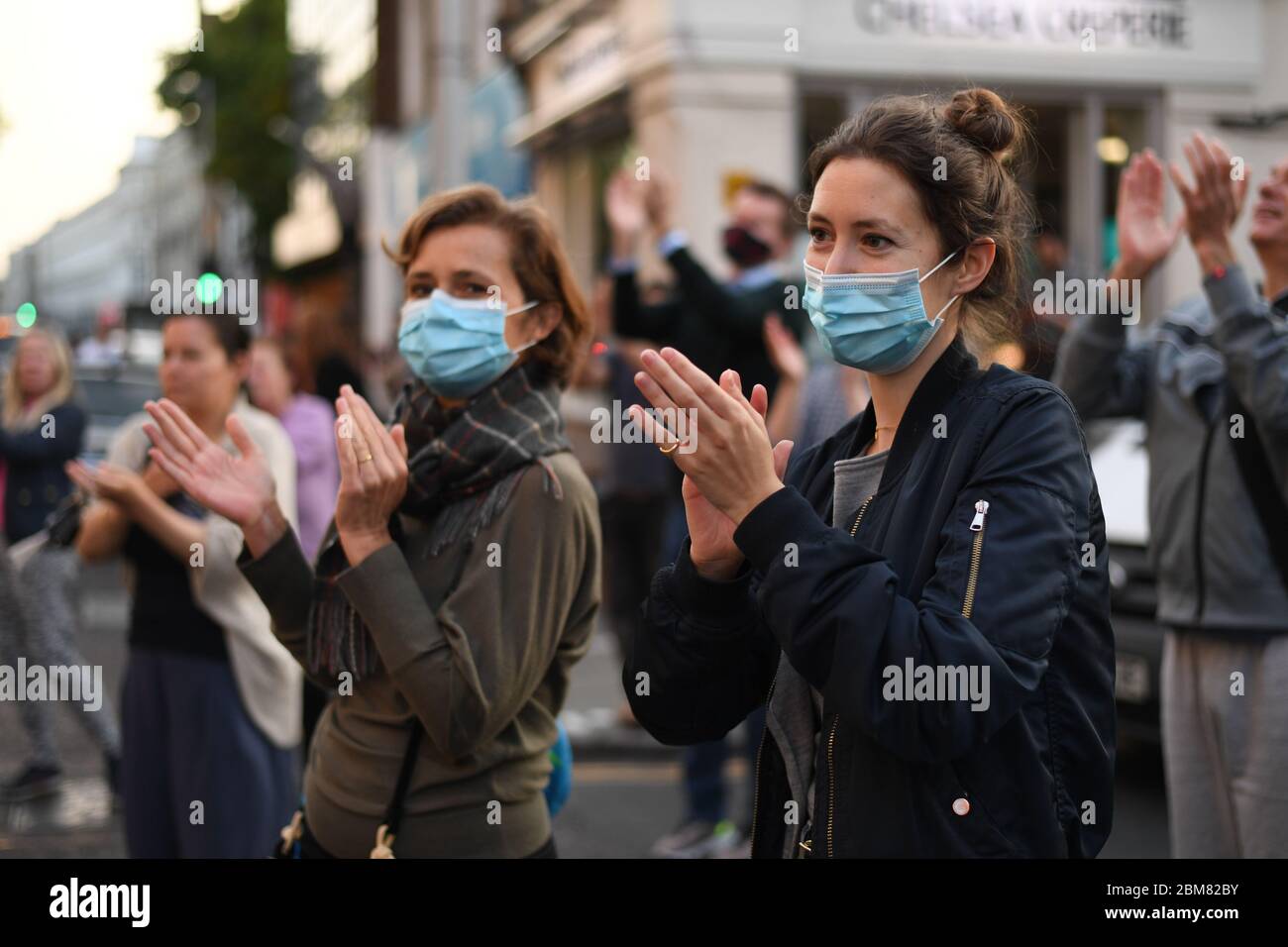 I membri del pubblico al di fuori del Chelsea e Westminster Hospital di Londra, si uniranno agli applausi durante il Clap for Carers di Giovedi per riconoscere e sostenere i lavoratori e gli accompagnatori del NHS che combattono la pandemia del coronavirus. Foto Stock