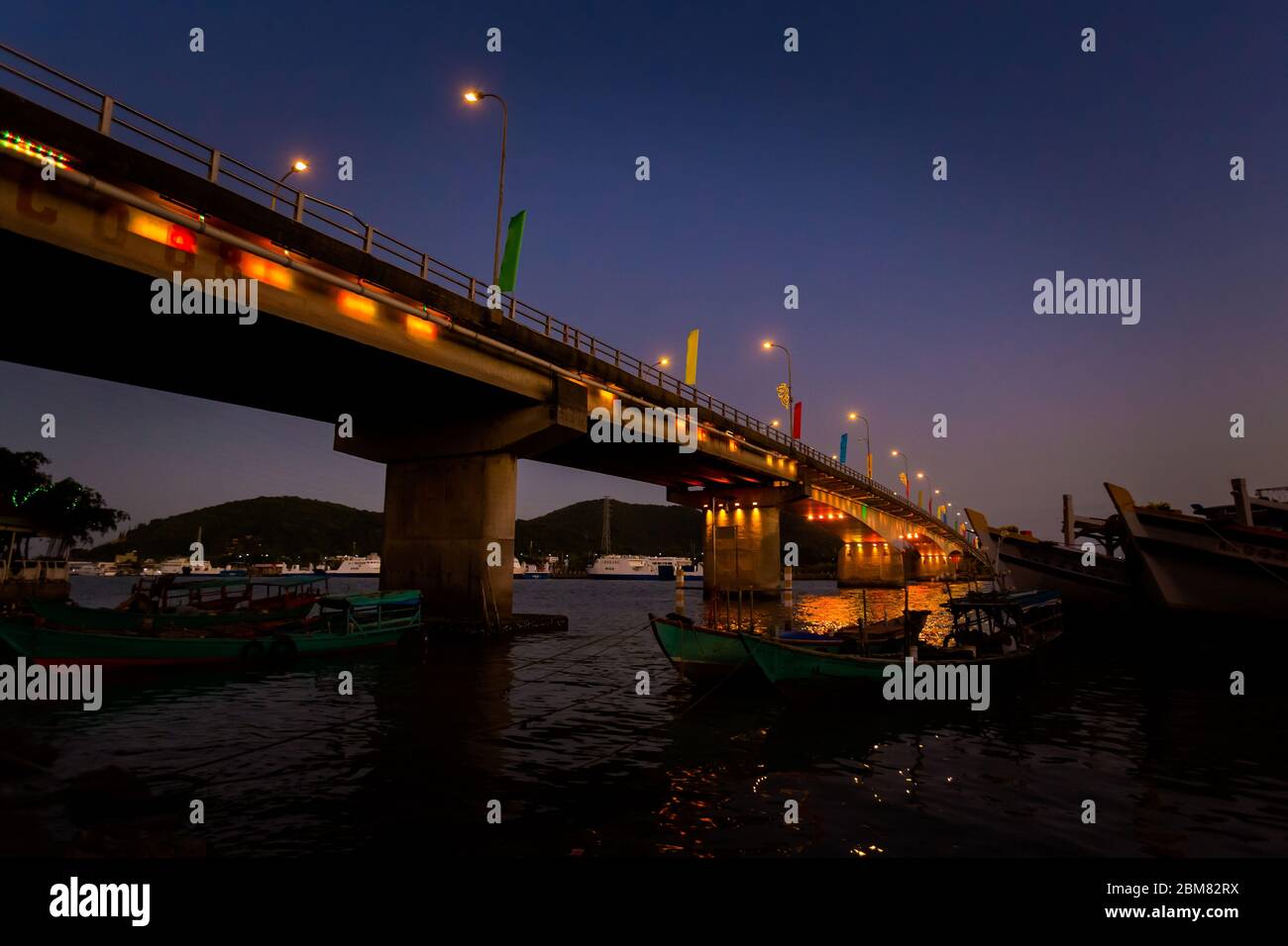 Paesaggio urbano notturno del ponte Truong Tien in ha Tien tropicale, cuore del Delta del Mekong, Vietnam. Paesaggio preso dalla città Foto Stock