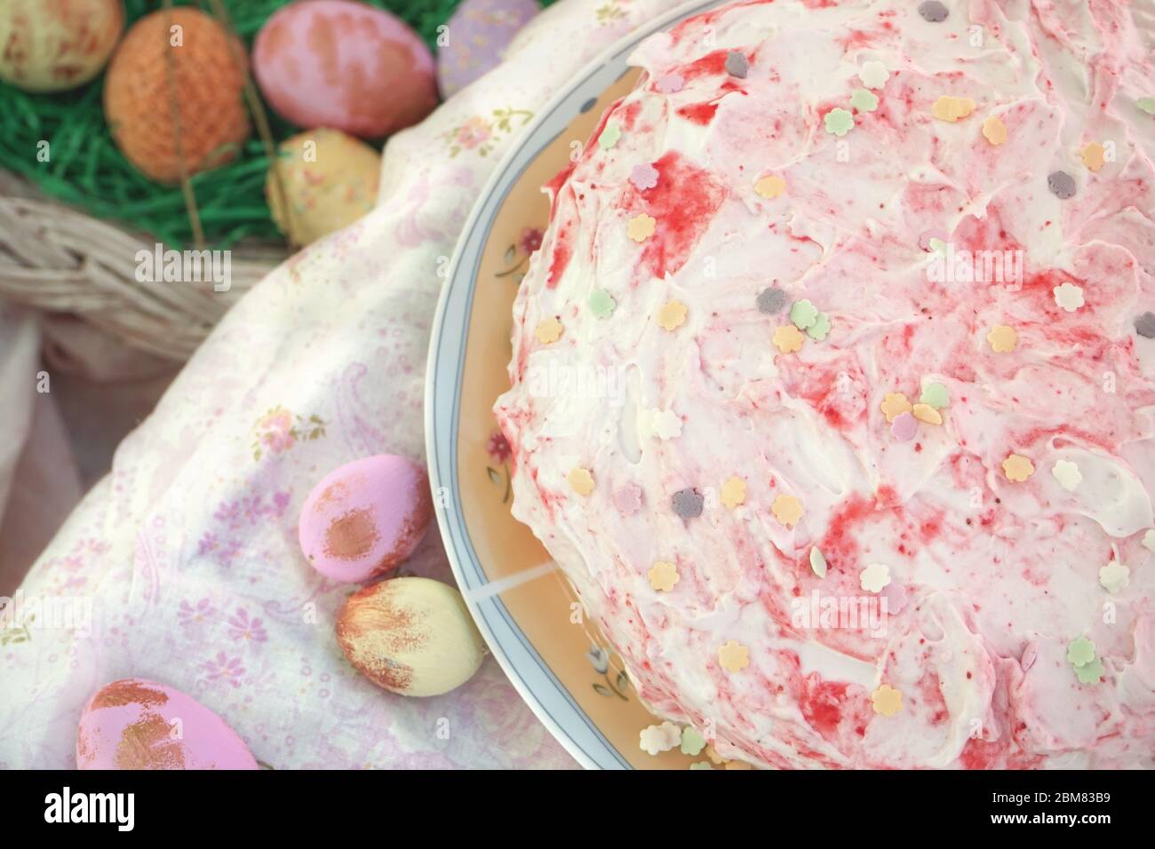 Torta di fragole rosa per la festa di Pasqua. Foto Stock