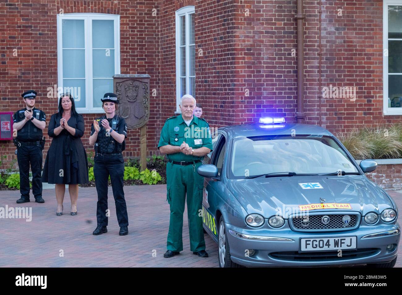 Brentwood Essex, Regno Unito. 7 maggio 2020. Clap per NHS, Clap per Carers Brentwood Town Hall con Essex polizia, Consiglieri e altro personale. Due trombettisti della Brentwood Imperial Youth Band hanno suonato "ci incontreremo di nuovo all'inizio. Credit: Ian Davidson/Alamy Live News Foto Stock