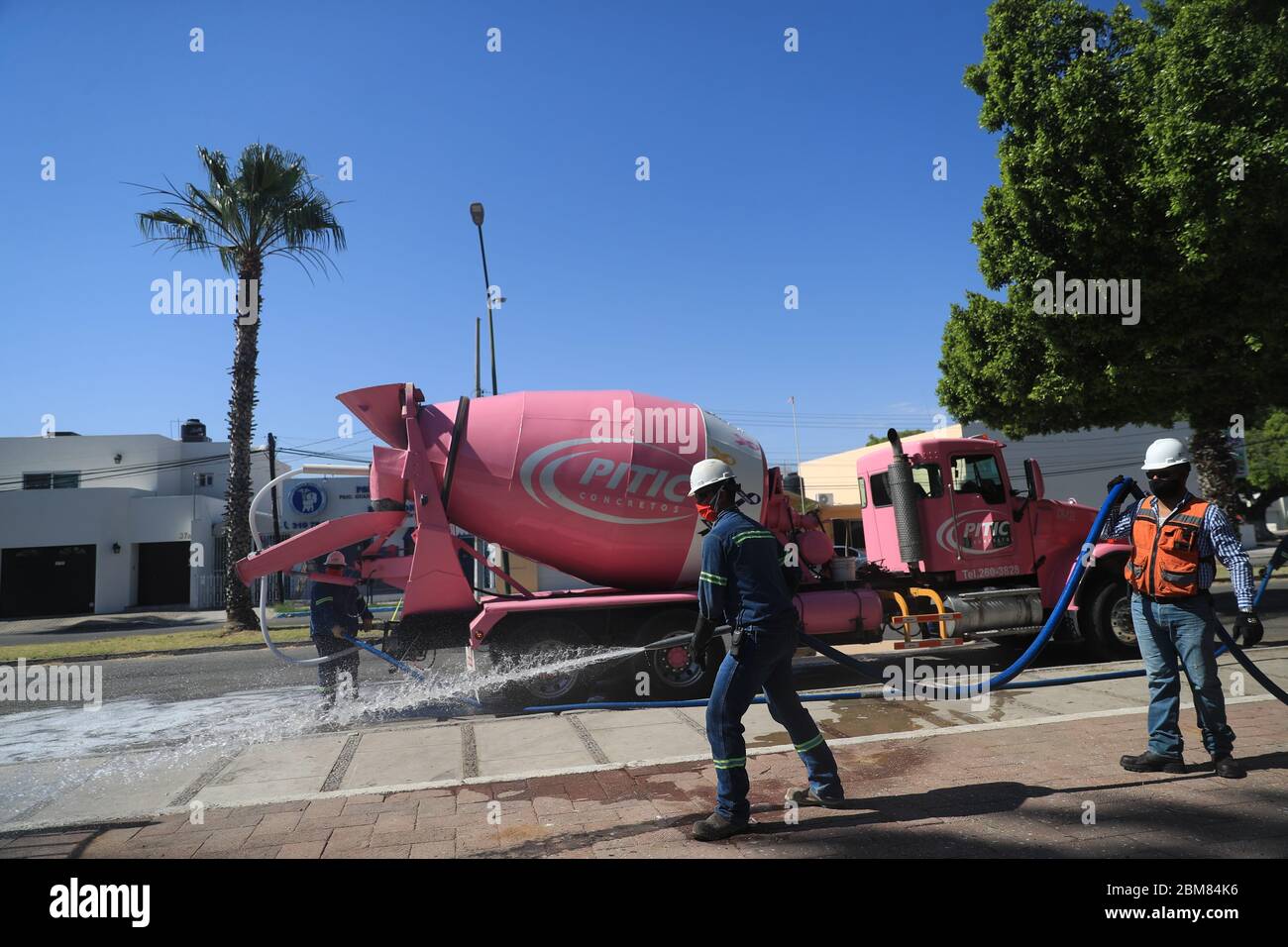 I lavoratori del consiglio comunale svolgono lavori di sanificazione a causa della pandemia di Covid 19, utilizzando liquidi pressurizzati per pulire la piazza pubblica di Niños Héroes. Giocano giochi per bambini, alberi, una statua e monumenti per gli eredi dell'indipendenza del Messico: Juan de la Barrera, Juan Escutia, Agustín Melgar, Fernando Montes de Oca, Vicente Suárez e Francisco Márquez. Hermosillo, sonora al 7 maggio 2020. (Foto: Luis Gutierrez / NortePhoto.com) Trabajadores del ayuntamiento realizan trabajos de sanitización de vido a la pandemia del Covid 19 usando líquidos a pressionion para limpiar la plaza pubica ni Foto Stock