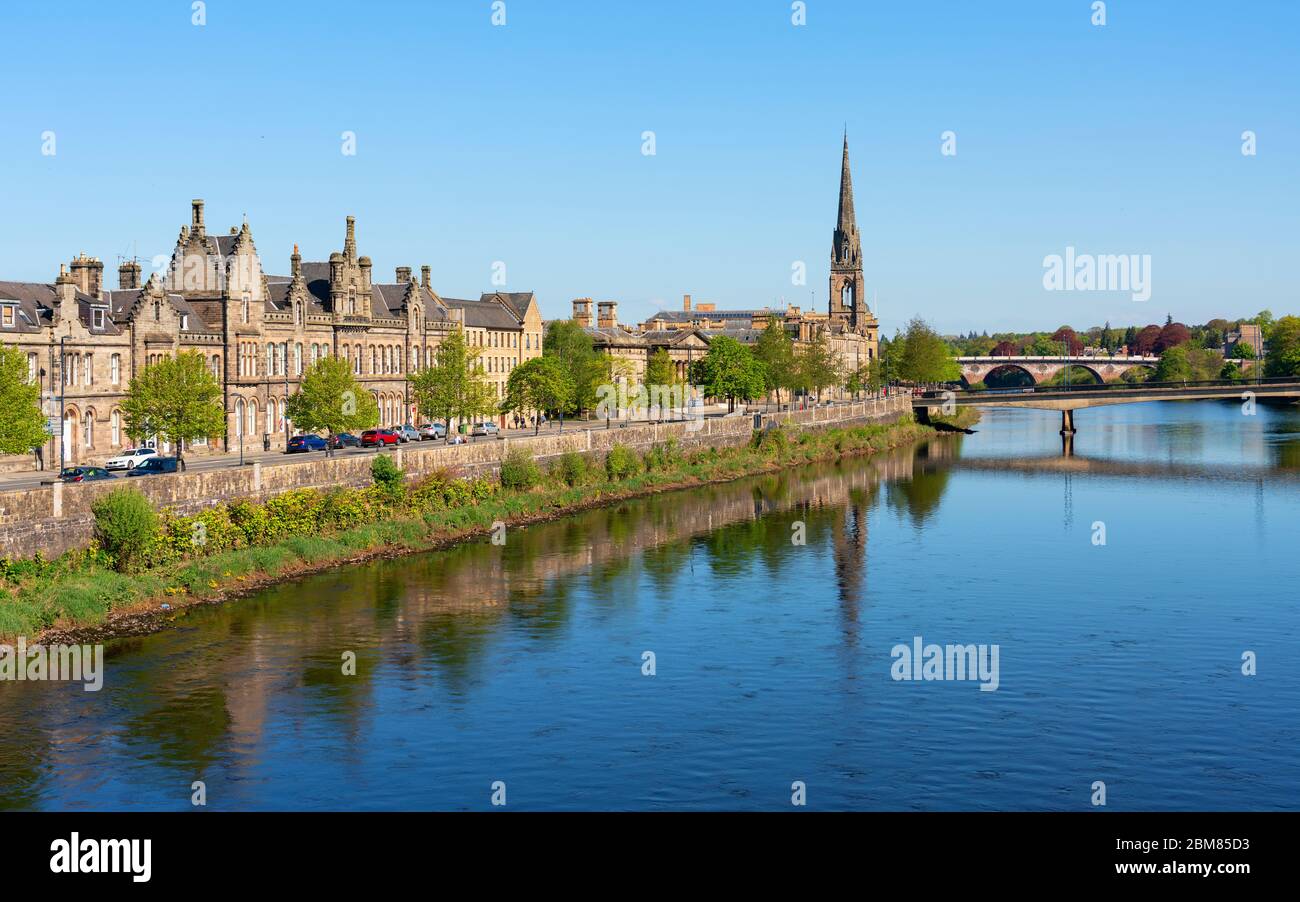 Vista della città di Perth lungo Tay Street e River Tay, Perthshire, Scozia, Regno Unito Foto Stock