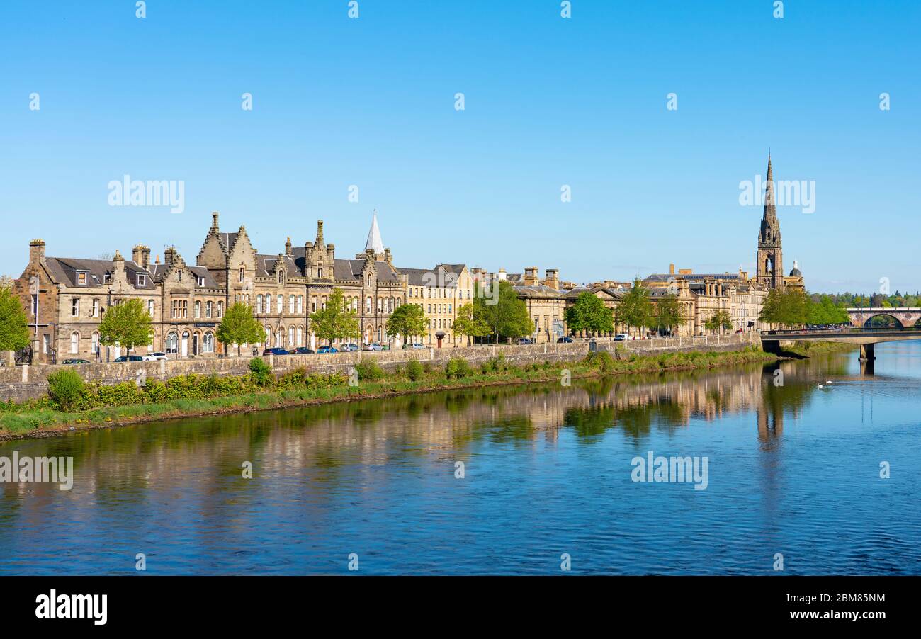 Vista della città di Perth lungo Tay Street e River Tay, Perthshire, Scozia, Regno Unito Foto Stock