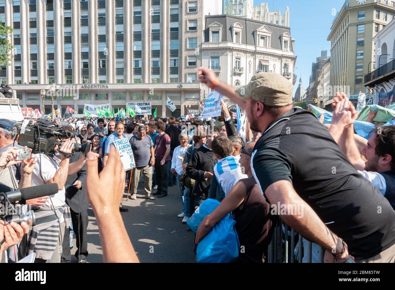 Buenos Aires, Argentina - Ottobre 27 2010: Manifestazione per le strade. Gli argentini rendono omaggio al presidente Nestor Kirchner davanti alla Fed Foto Stock