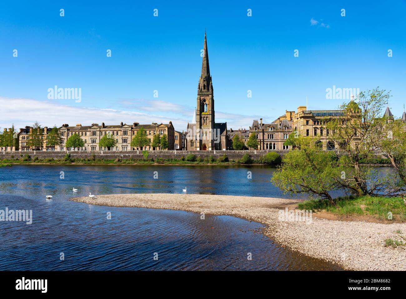 Vista della città di Perth e della chiesa di St Matthews e del fiume Tay, Perthshire, Scozia, Regno Unito Foto Stock