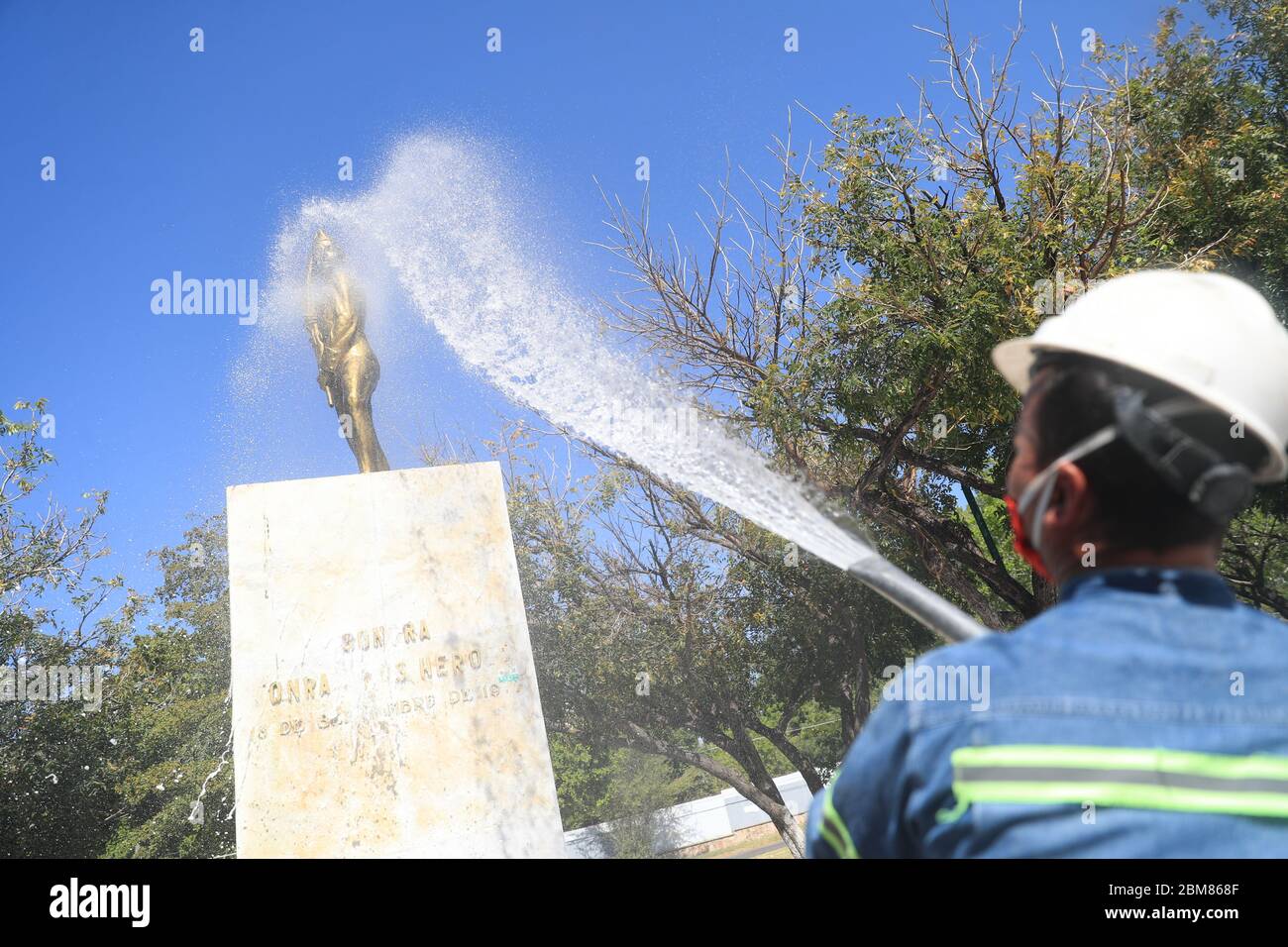 I lavoratori del consiglio comunale svolgono lavori di sanificazione a causa della pandemia di Covid 19, utilizzando liquidi pressurizzati per pulire la piazza pubblica di Niños Héroes. Giocano giochi per bambini, alberi, una statua e monumenti per gli eredi dell'indipendenza del Messico: Juan de la Barrera, Juan Escutia, Agustín Melgar, Fernando Montes de Oca, Vicente Suárez e Francisco Márquez. Hermosillo, sonora al 7 maggio 2020. (Foto: Luis Gutierrez / NortePhoto.com) Trabajadores del ayuntamiento realizan trabajos de sanitización de vido a la pandemia del Covid 19 usando líquidos a pressionion para limpiar la plaza pubica ni Foto Stock