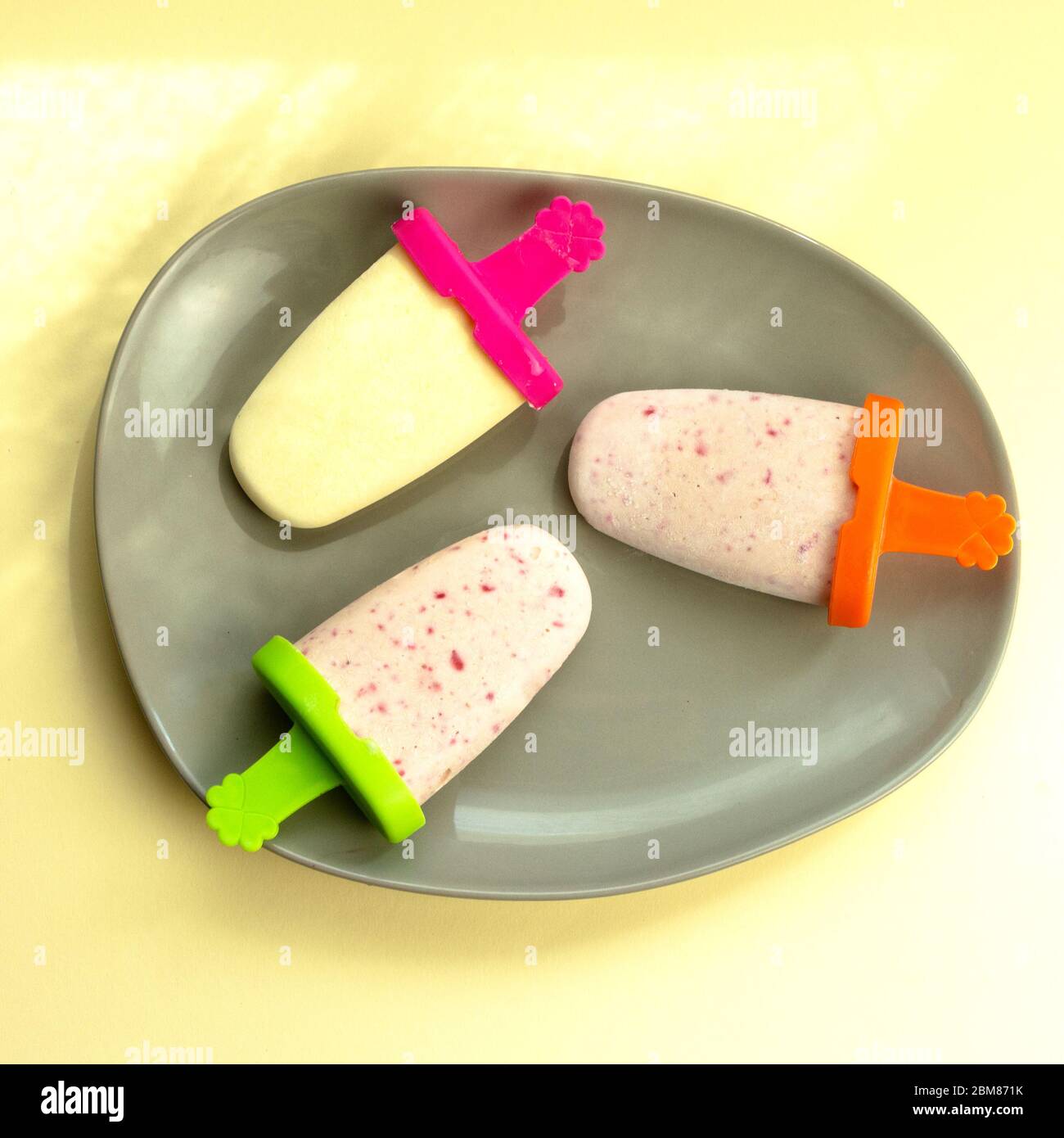 Bastoncini di gelato al keto con fragole senza zucchero. Edulcorante eritritolo. Foto Stock