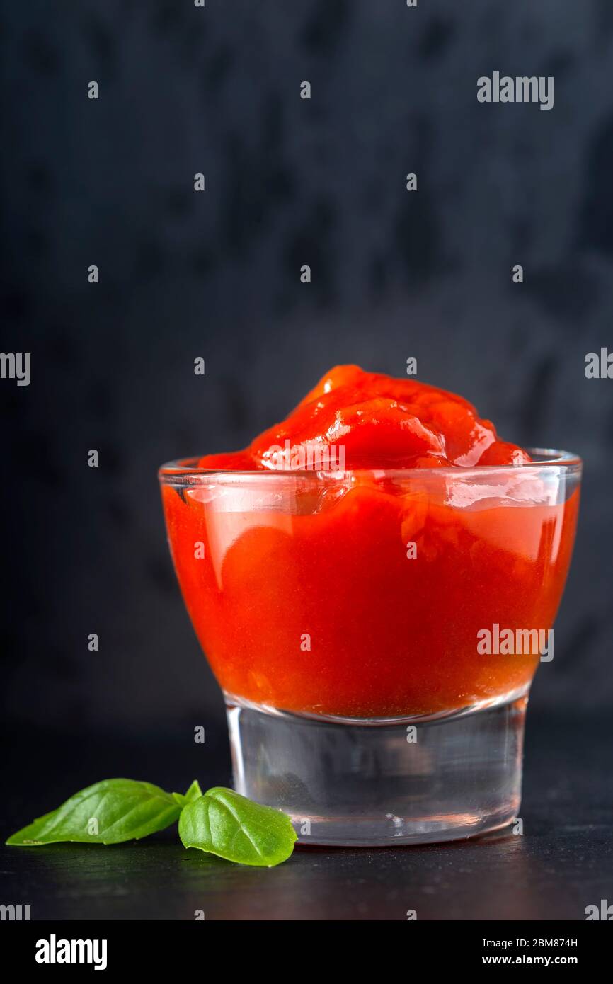 Salsa di salsa calda in una ciotola di vetro Foto Stock