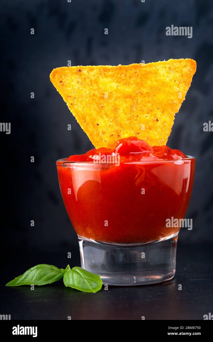 Una tortilla in una ciotola di vetro riempita con salsa di salsa Foto Stock