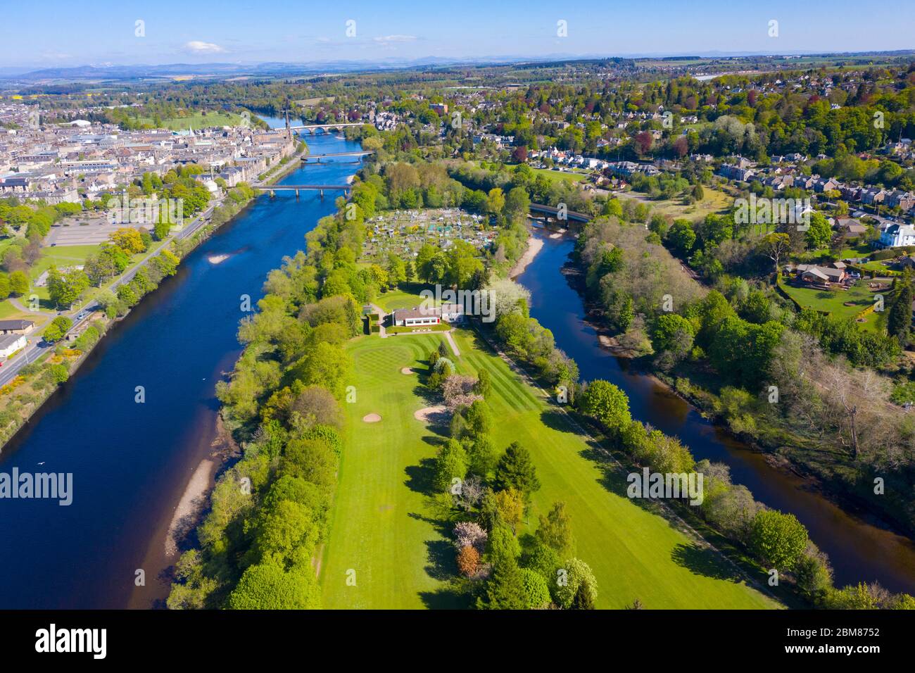 Vista aerea del campo da golf King James VI Golf Club chiuso durante il periodo di chiusura del Covid-19, sull'Isola Moncreiffe nel Fiume Tay, Perth, Scozia, Regno Unito Foto Stock