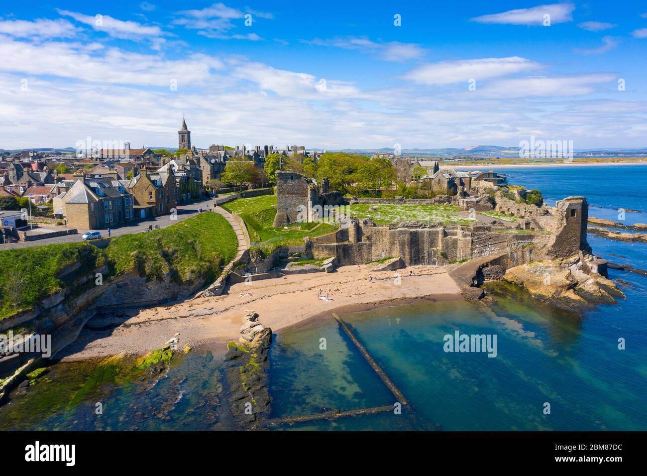 Veduta aerea del Castello di St Andrews e della città di St Andrews , Fife, Scozia, Regno Unito Foto Stock